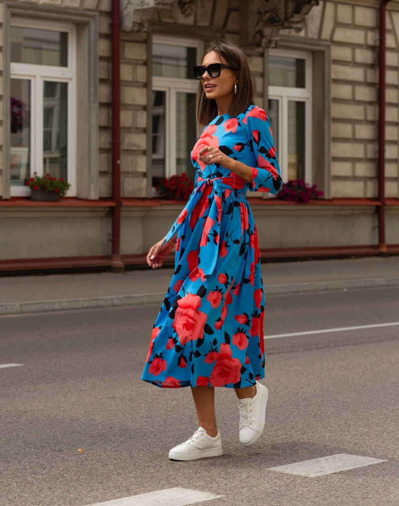 Fryderyka - Elegancka Sukienka w Grochy z Podkreśloną Talią i Kobiecym Krojem